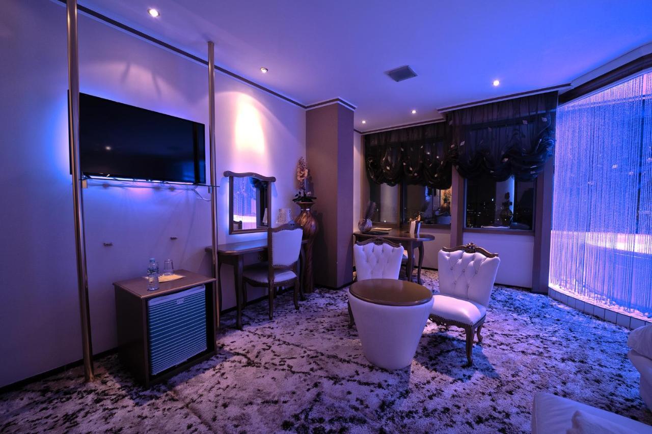 Hotel Rosa Blu ティラナ エクステリア 写真