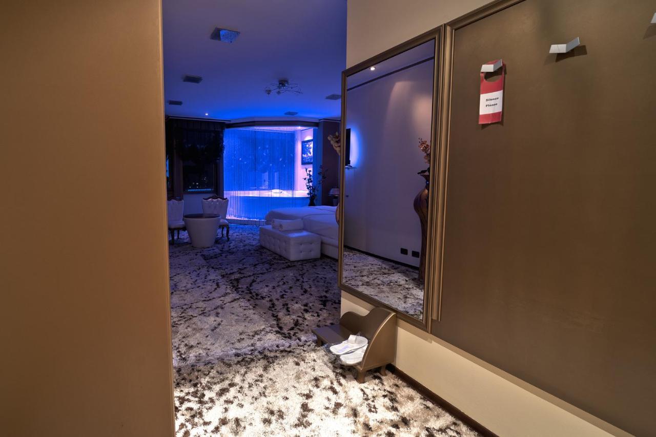 Hotel Rosa Blu ティラナ エクステリア 写真