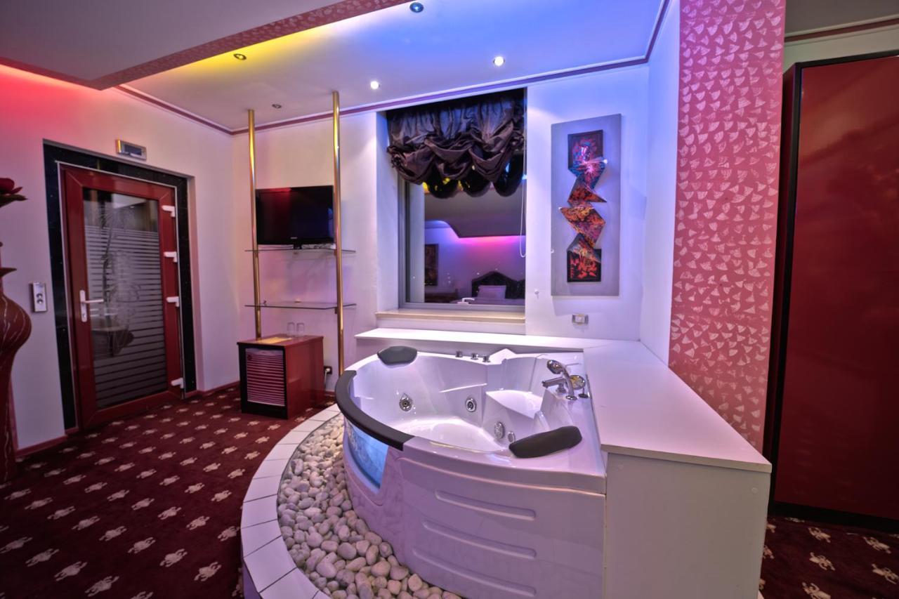 Hotel Rosa Blu ティラナ エクステリア 写真
